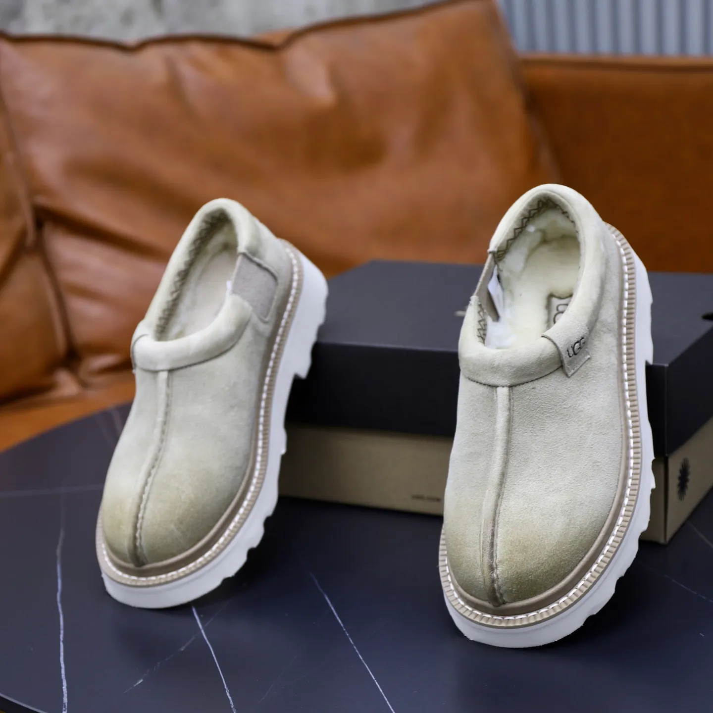Ex-factory price: 580💰Thick wool imported from Australia Brand: UGG genuine purchasing agent Size: 39-45 Grade: Official website 1:1 Material: First layer of genuine leather waterproof and antifreeze upper Real wool lining Original non-slip soft wear-resistant outsole Style category: Men's casual shoes Trendy style Comfortable on the feet Color: Official website color synchronization